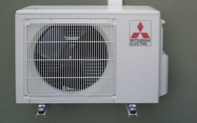 Ilmalämpöpumppu sähköpattereilla varustetussa talossa